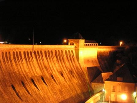 Laserkunst an der Sperrmauer, mit Mauerbeleuchtung