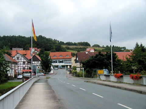 Ortseingang von der Ederbr&uuml;cke